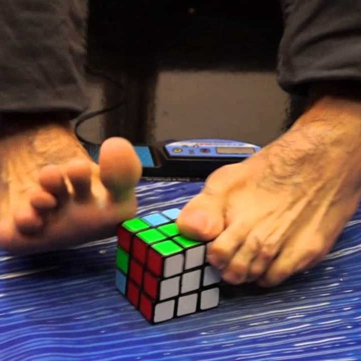 Montar Cubo Mágico com os pés